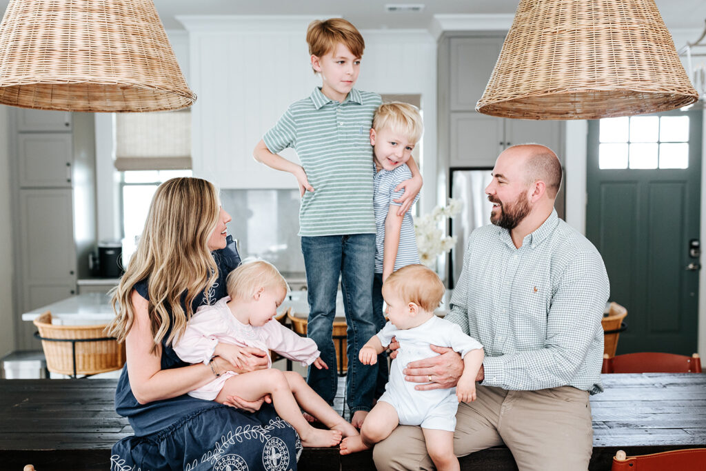Indoor vs Outdoor Photo Sessions: Which Style Is Right for Your Family or Newborn Photos? 3 at home family photo session