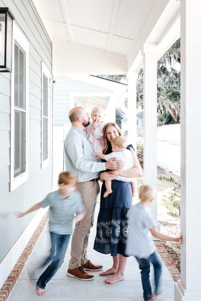 Indoor vs Outdoor Photo Sessions: Which Style Is Right for Your Family or Newborn Photos? 1 outdoor family photo session | indoor vs outdoor photo sessions